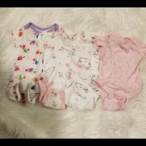 🌸4 onesies size Newborn